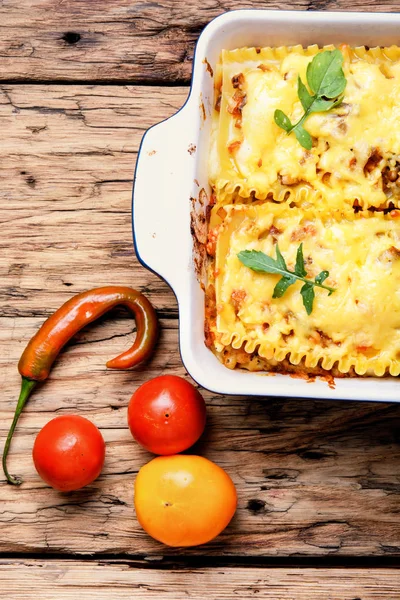 Ahşap masa üzerinde ev yapımı lazanya