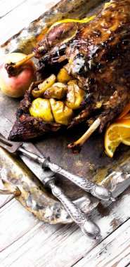 Kızarmış ördek ve portakal