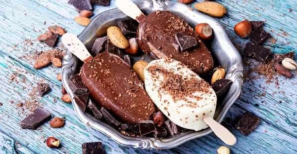 Schokoladeneis mit Nüssen — Stockfoto