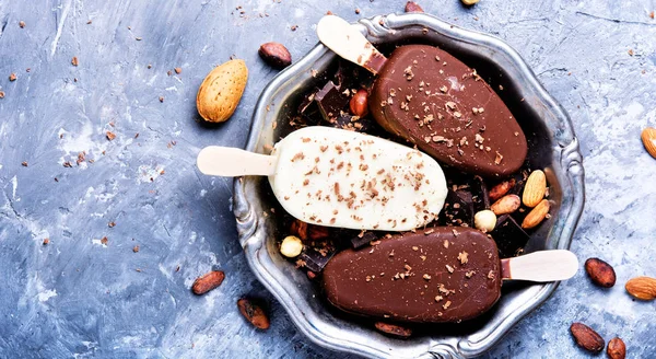 Chocolate ice cream with nuts — Stock Photo, Image