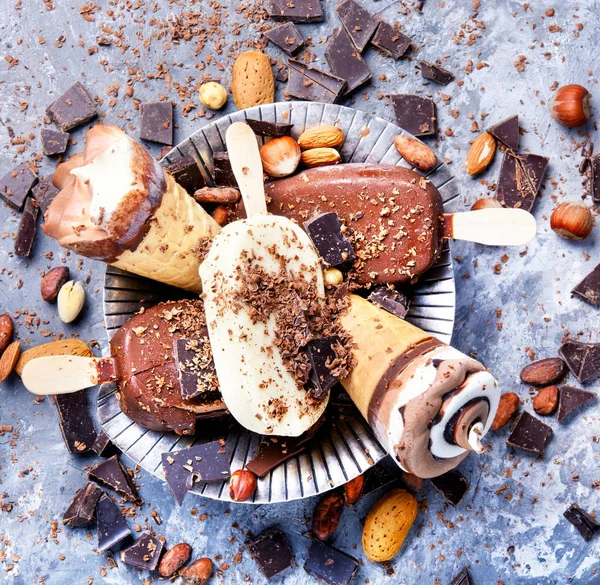Čokoládová zmrzlina s ořechy — Stock fotografie