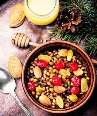 Buğday lapası ile fındık ve kuru üzüm