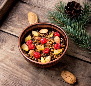 Buğday lapası ile fındık ve kuru üzüm