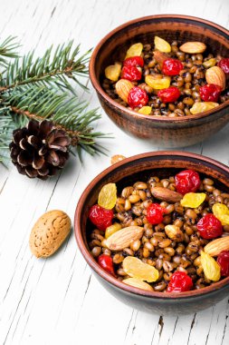 tatil püresi ile fındık ve kuru üzüm