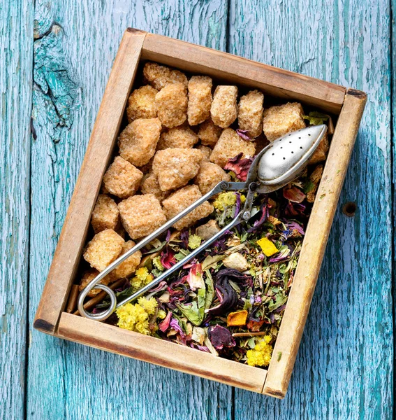 Box with tea leaf — Stock Photo, Image