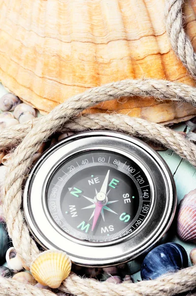 Морской компас и ракушки — стоковое фото