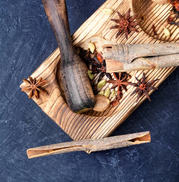 Spicy anise and cinnamon — Stock Photo, Image