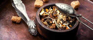 Çay yaprağı ahşap tencerede