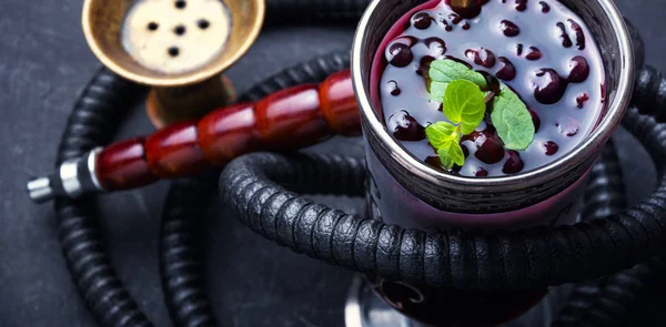 Narguilé com álcool berry cocktail — Fotografia de Stock