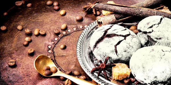Biscotti al cioccolato su tavolo retro scuro — Foto Stock