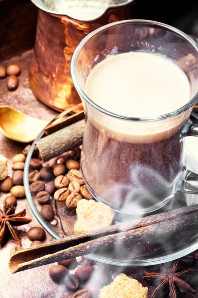Кофе и жареный кофе в зернах — стоковое фото