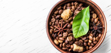 kavrulmuş kahve çekirdeği ve yaprakları