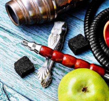 Yeşil elma ile şık Asya shisha