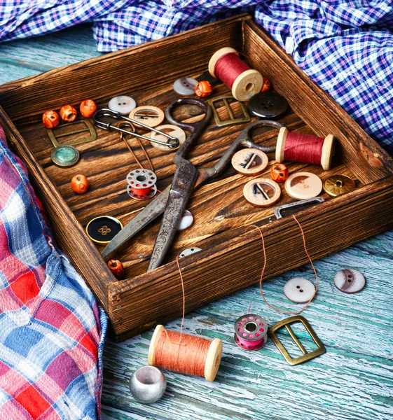 Botões de costura e bobinas de rosca — Fotografia de Stock