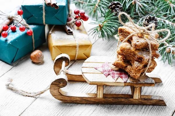 La slitta e il regalo di Babbo Natale. Biglietto di Natale — Foto Stock