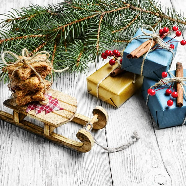 La slitta e il regalo di Babbo Natale. Biglietto di Natale — Foto Stock