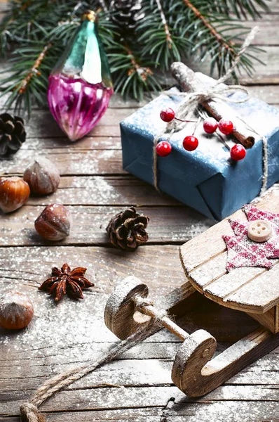 Tomtens släde och gåva. Julkort — Stockfoto