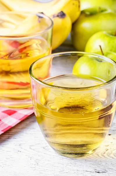 Copo de suco de maçã — Fotografia de Stock