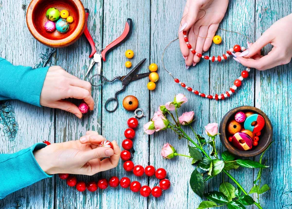 Making necklaces of colored beads — Stock Photo, Image