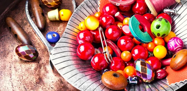 Fare bijouterie di perline colorate — Foto Stock