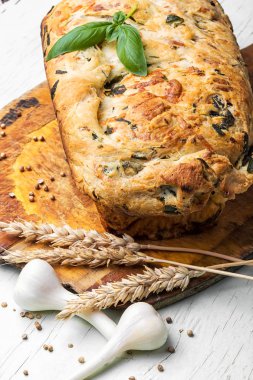 Sarımsaklı ekmek fesleğen ile