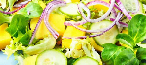 Salad with mixed greens and mango — Stock Photo, Image