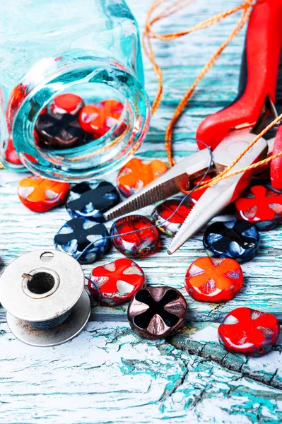 Fabrication de colliers de perles de verre . — Photo