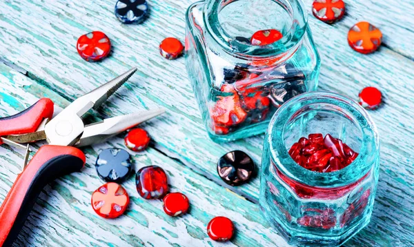 Making necklaces of glass beads. — Stock Photo, Image