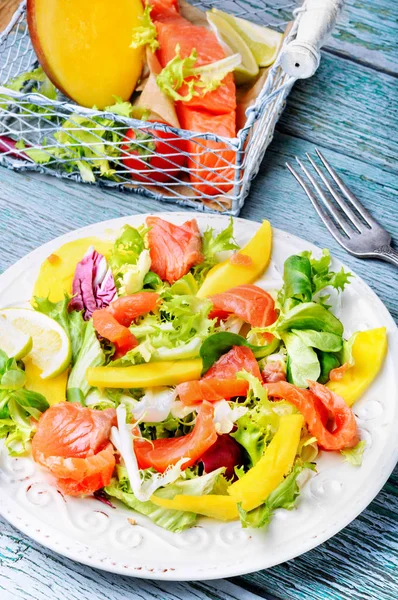 Салатний салат з рибою — стокове фото