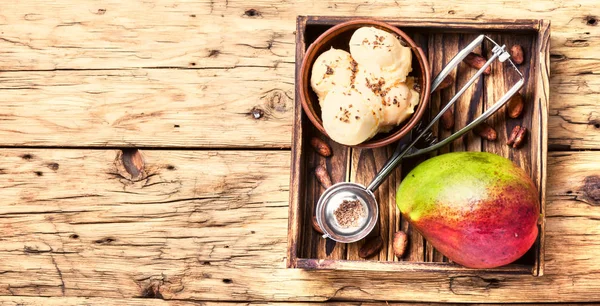 Ice cream with mango flavor — Stock Photo, Image