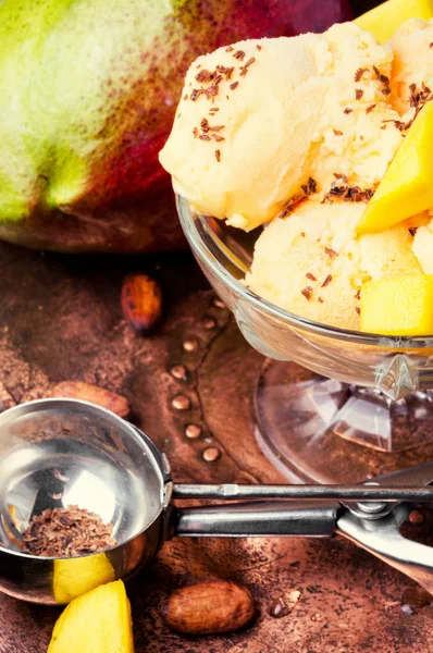 Мороженое со вкусом манго — стоковое фото