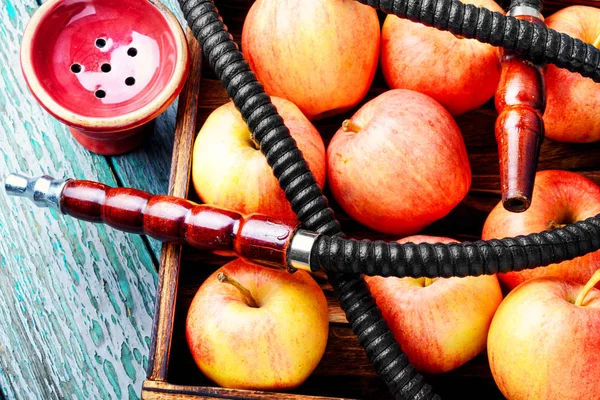 Narguile con manzana para relajarse —  Fotos de Stock