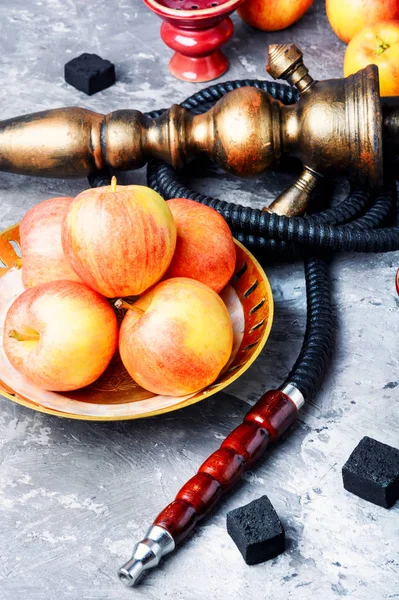 Narguilé com maçã para relaxar — Fotografia de Stock
