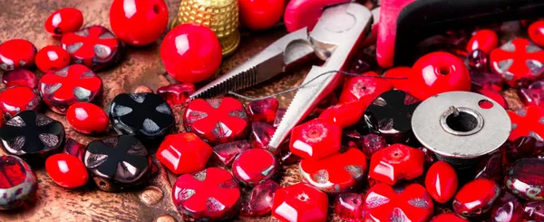 Making necklaces of glass beads. — Stock Photo, Image