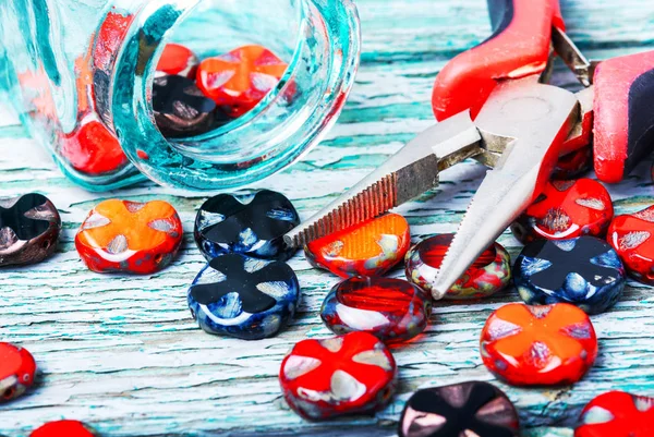 Kettingen van glaskralen maken. — Stockfoto