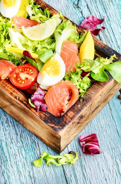 Ensalada de lechuga con salmón —  Fotos de Stock