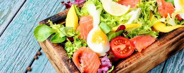 Ensalada de lechuga con salmón —  Fotos de Stock