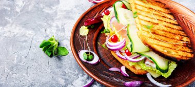 sandviç plaka üzerinde