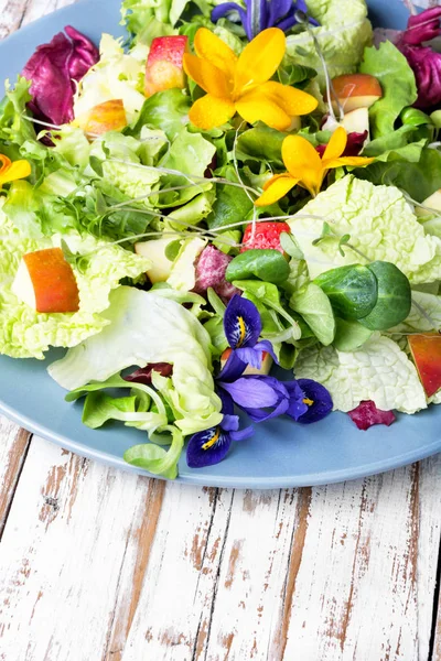 Färsk veganska sallad med ätbara blommor — Stockfoto