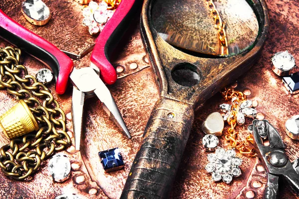 Att göra handgjorda smycken — Stockfoto