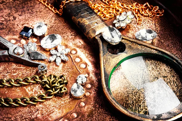Att göra handgjorda smycken — Stockfoto