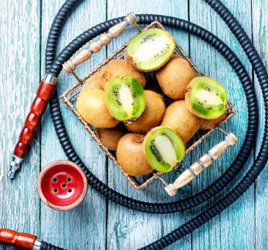 Kivi nargile ile natürmort