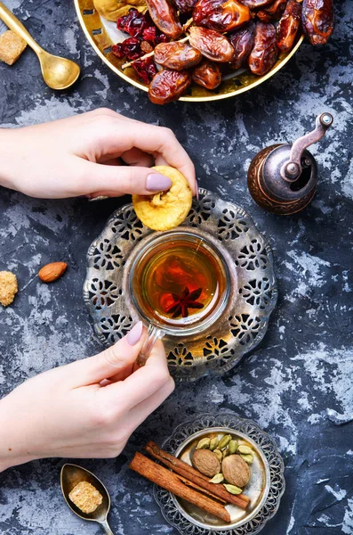 Foto de Jogo De Chá Turco Xícara De Chá Otomana Com Ornamentos Árabes  Tradicionais Em Fundo Branco e mais fotos de stock de Alegria - iStock