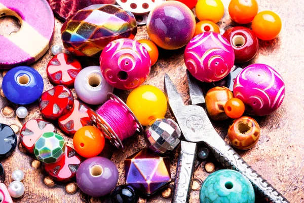 Making jewelry of beads — Stock Photo, Image