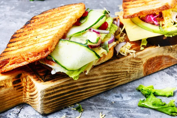 Smörgåsar på skärbräda — Stockfoto