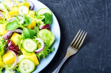 Vejetaryen salata sebze ve mango ile