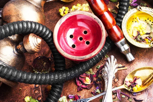 Азиатский кальян с ароматом цветочного чая — стоковое фото