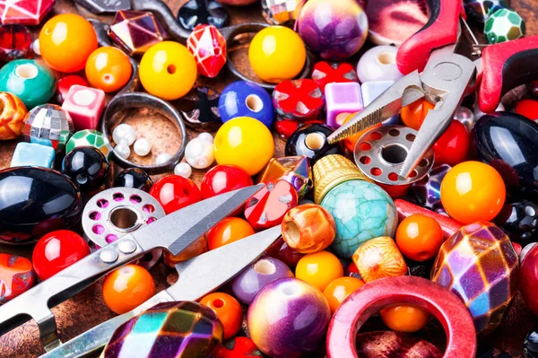 Making jewelry of beads — Stock Photo, Image
