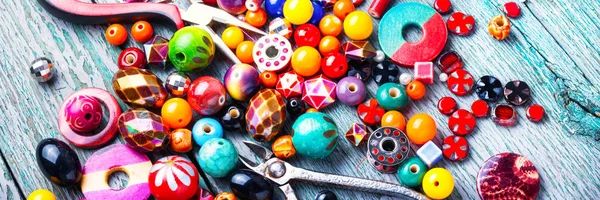 Making jewelry of beads — Stock Photo, Image