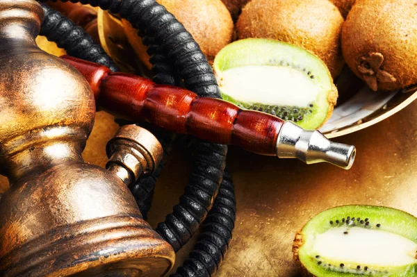 Shisha narguilé com kiwi — Fotografia de Stock